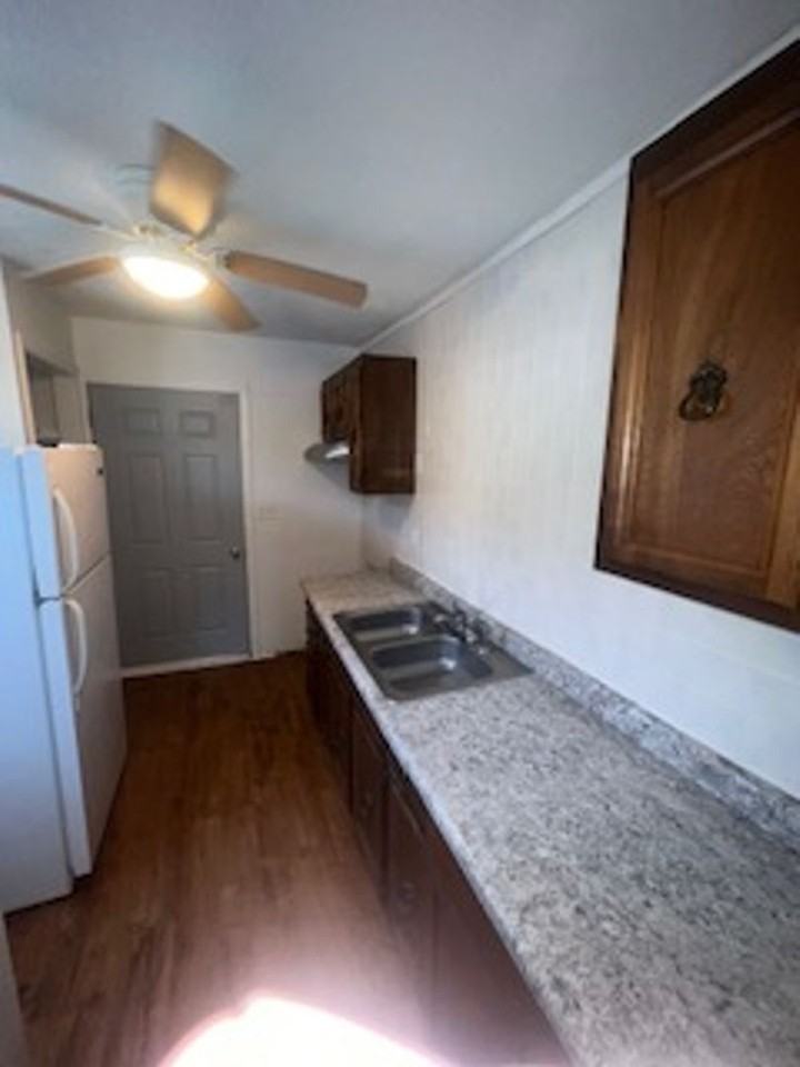 2571 N Bedford Ave - Photo 3 of 6