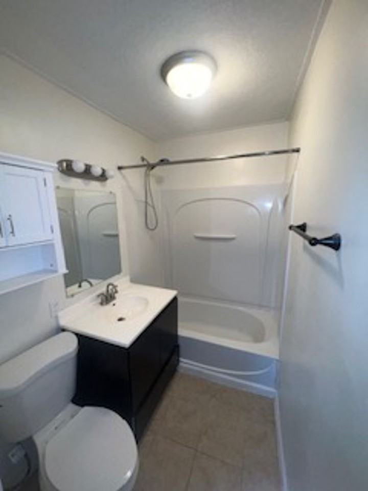 2571 N Bedford Ave - Photo 4 of 6