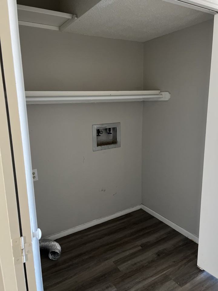 1437 N Smith Ct #4 - Photo 2 of 12