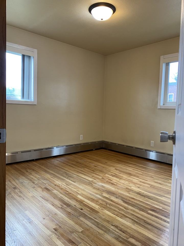 1529 E 38th St - Photo 5 of 9