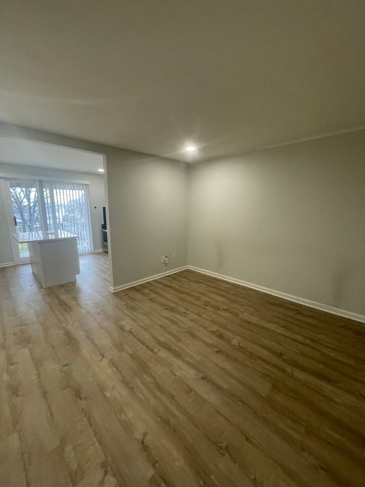 Oakwood Manor Apartments - Photo 3 of 13