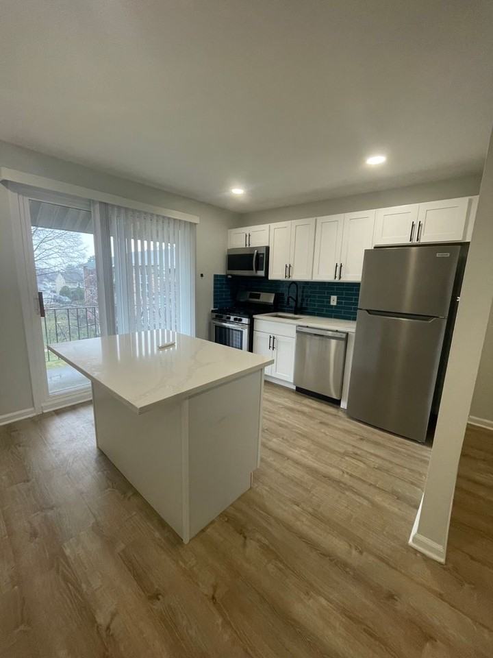 Oakwood Manor Apartments - Photo 2 of 13