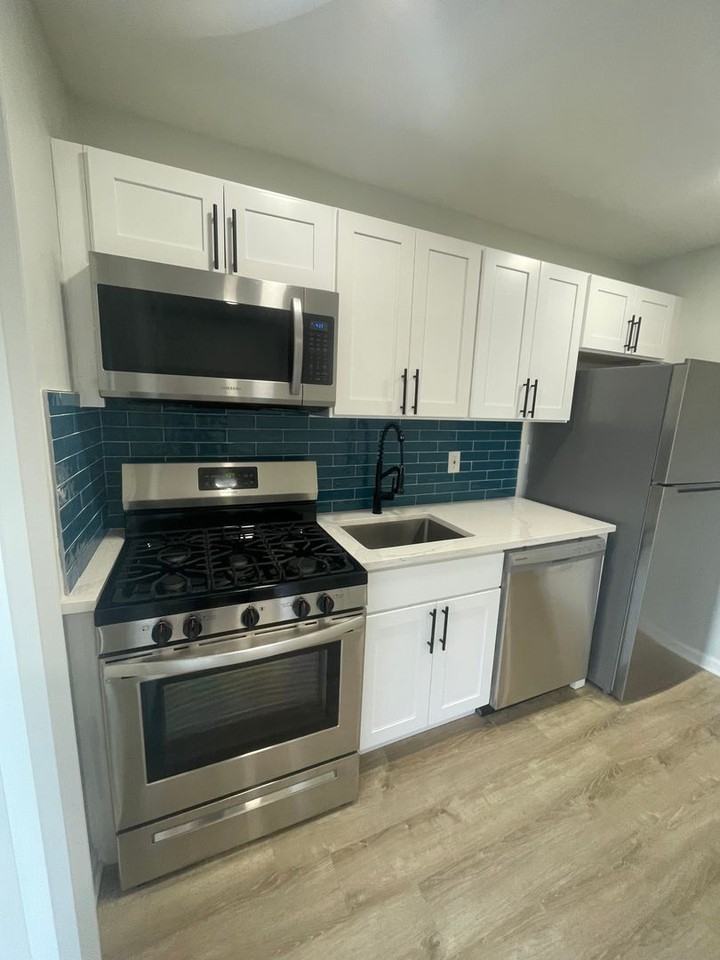 Oakwood Manor Apartments - Photo 5 of 13