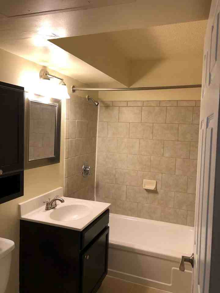 Royal Mace Apartments - Photo 6 of 8