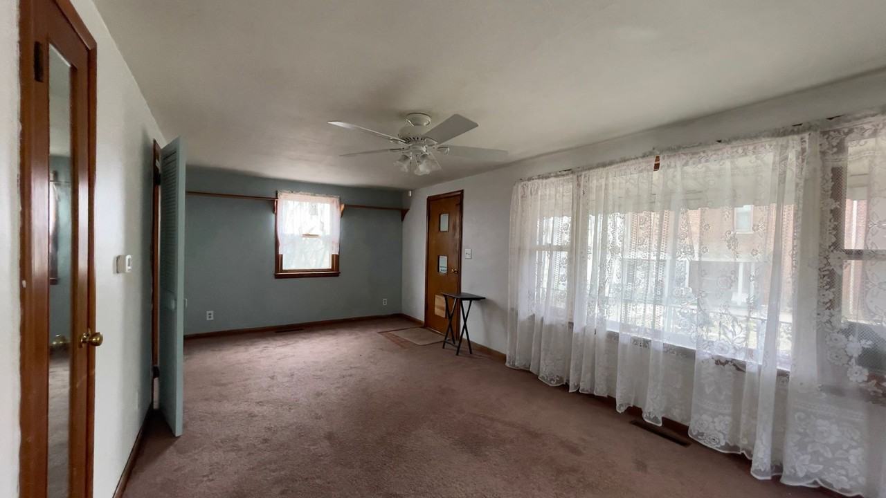 306 S 9th St - Photo 2 of 8