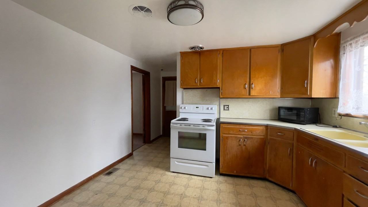 306 S 9th St - Photo 3 of 8