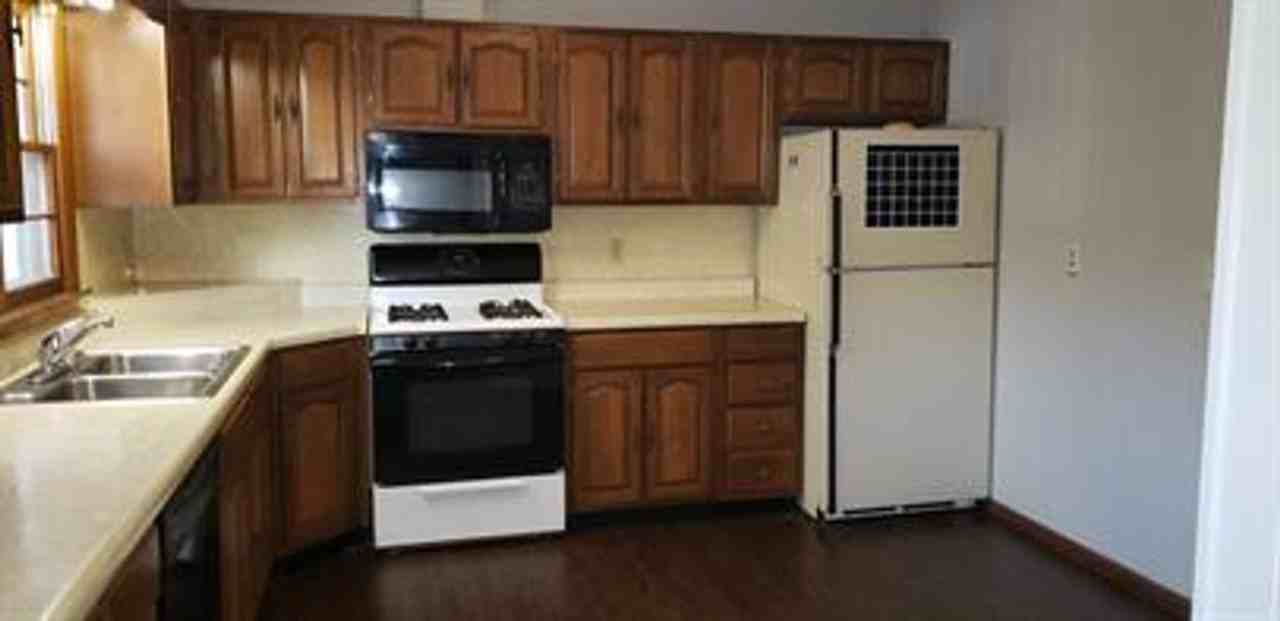 1105 S Sneed Ave - Photo 3 of 15