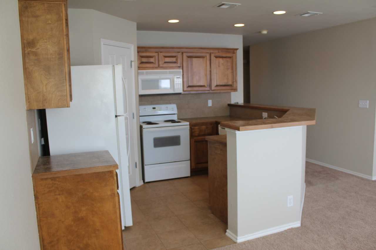 917/919 CC - Photo 2 of 15