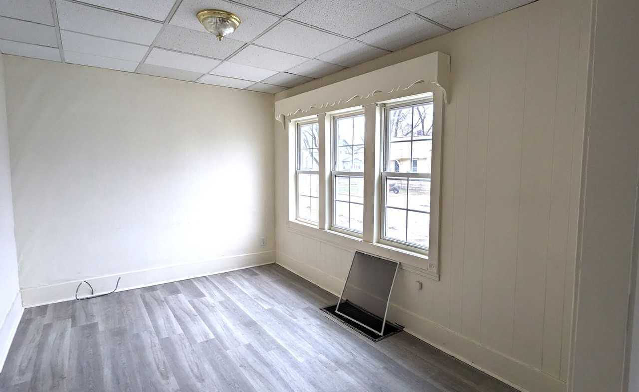 763 Leonard Ave - Photo 3 of 9