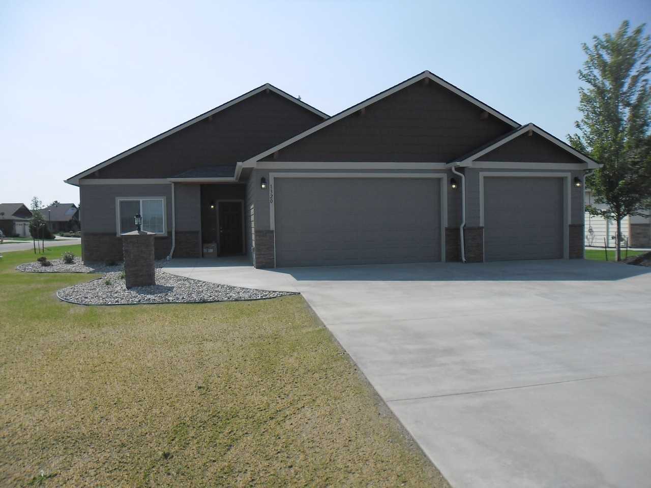 1320 E Chelan Ct - Photo 2 of 15