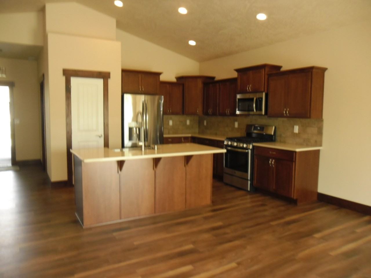 1320 E Chelan Ct - Photo 3 of 15