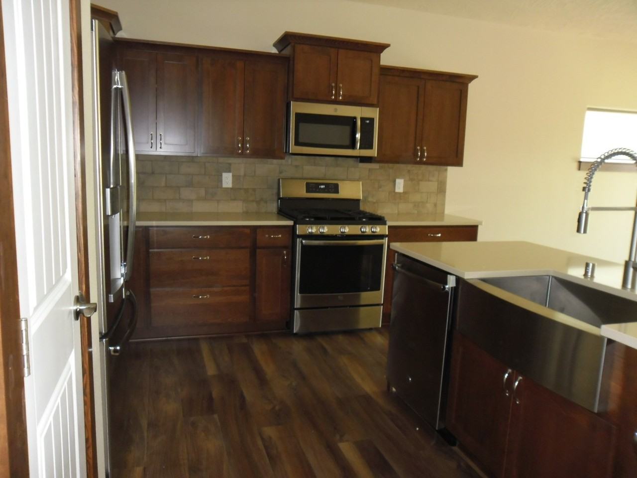 1320 E Chelan Ct - Photo 4 of 15