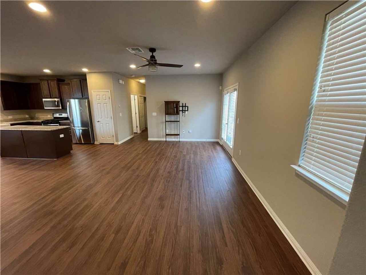 303 Eagle Brook Ln - Photo 3 of 9