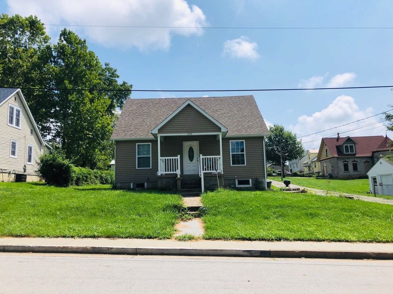 1205 Maple St - Photo 2 of 4