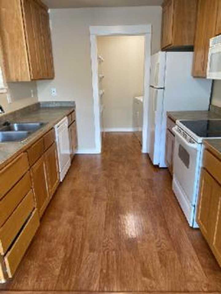 2222 Mccall Dr - Photo 7 of 10