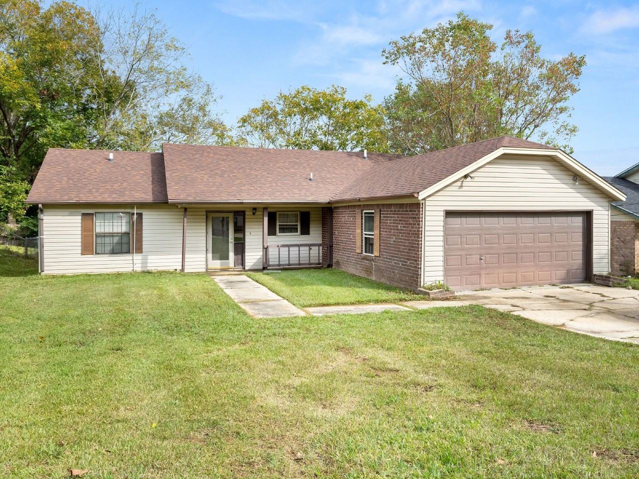 1609 Amour Dr - Photo 2 of 15