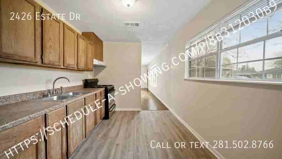 2426 Estate Dr - Photo 2 of 10