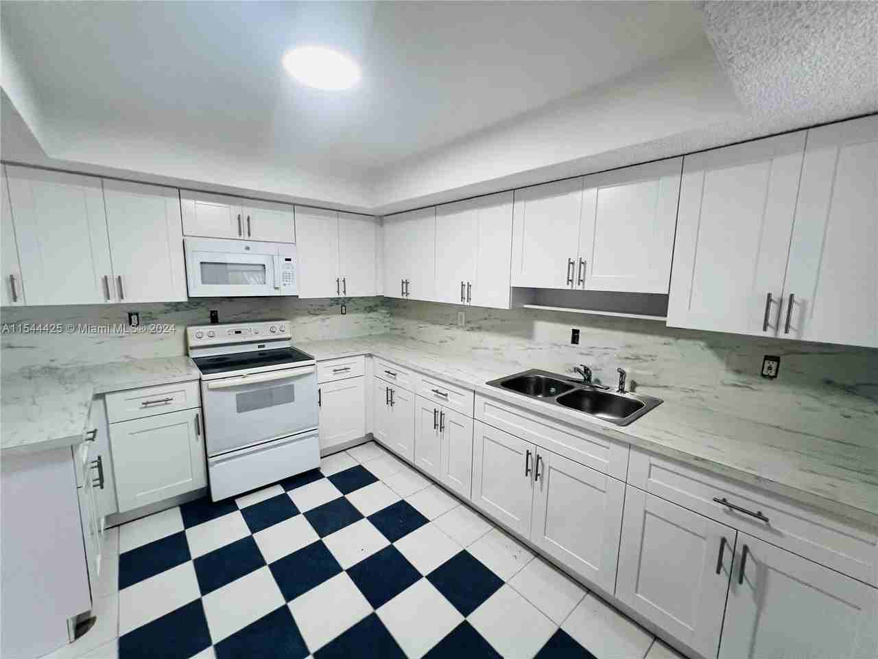 1628 Sw 9th St #1626 - Photo 2 of 8