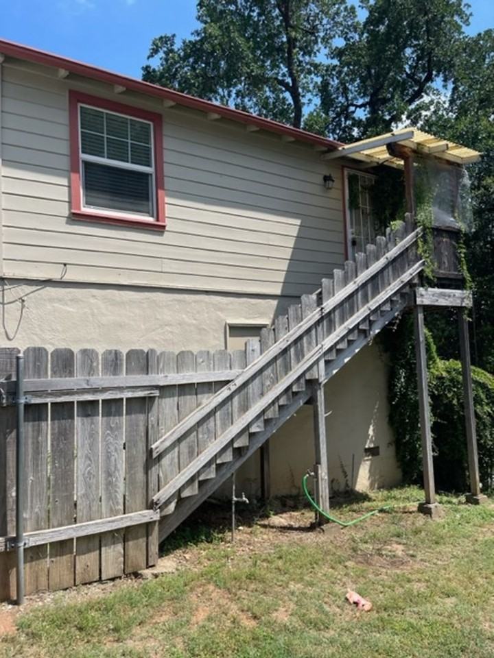 834 Lakeview Dr - Photo 2 of 7