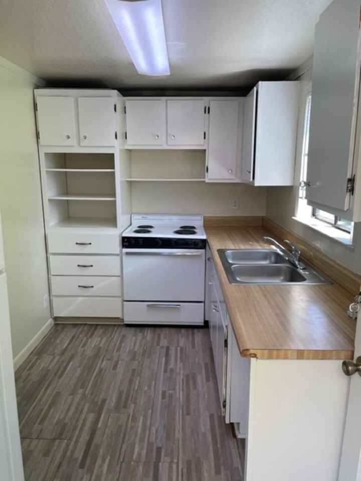 834 Lakeview Dr - Photo 3 of 7