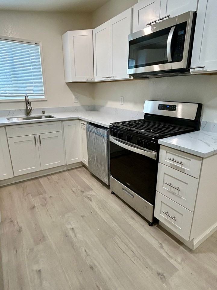 1481 Lochner Dr - Photo 2 of 12