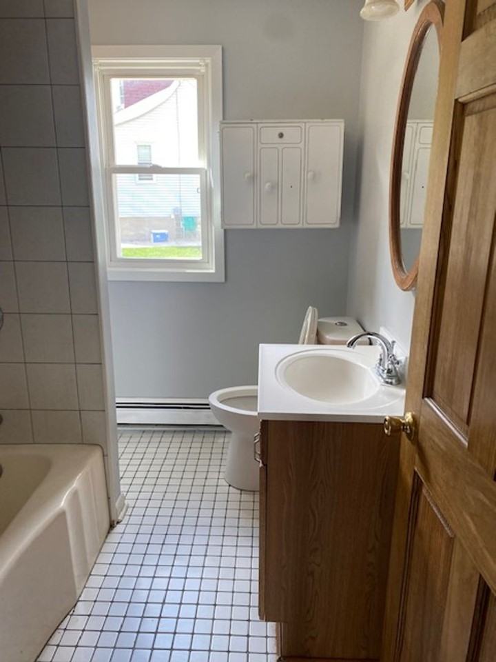 319 N Center St - Photo 5 of 8