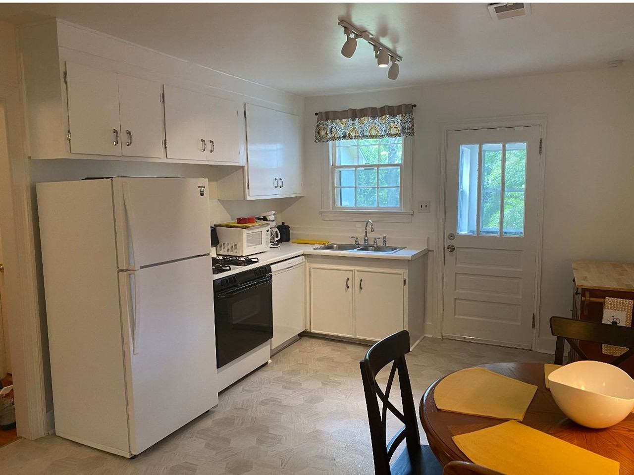 103 N Laurel St #A - Photo 3 of 8