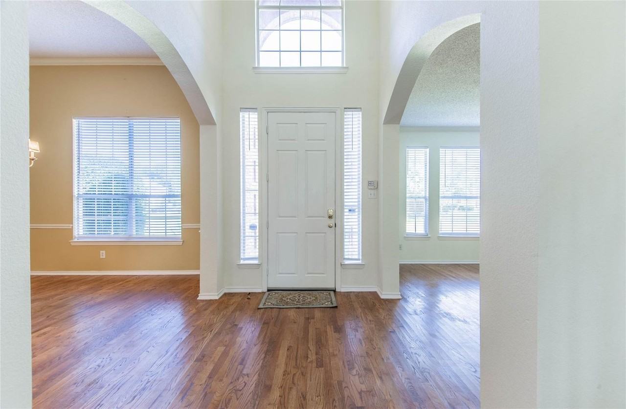 4136 Los Altos Drive - Photo 2 of 31