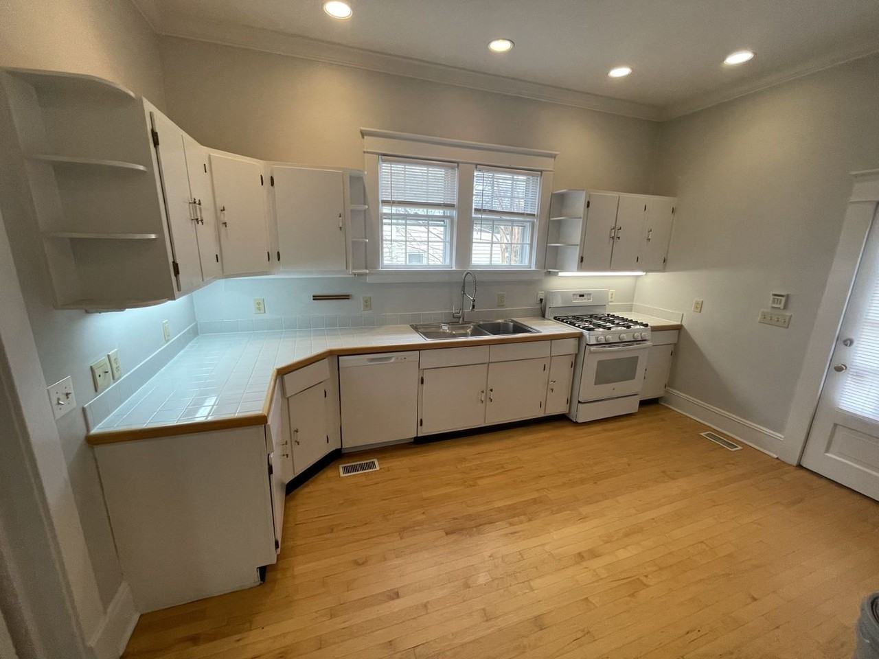 114 Park Ave - Photo 7 of 40