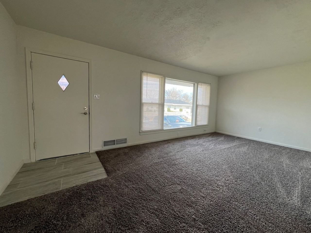 1120 Nw Carroll Dr - Photo 2 of 10