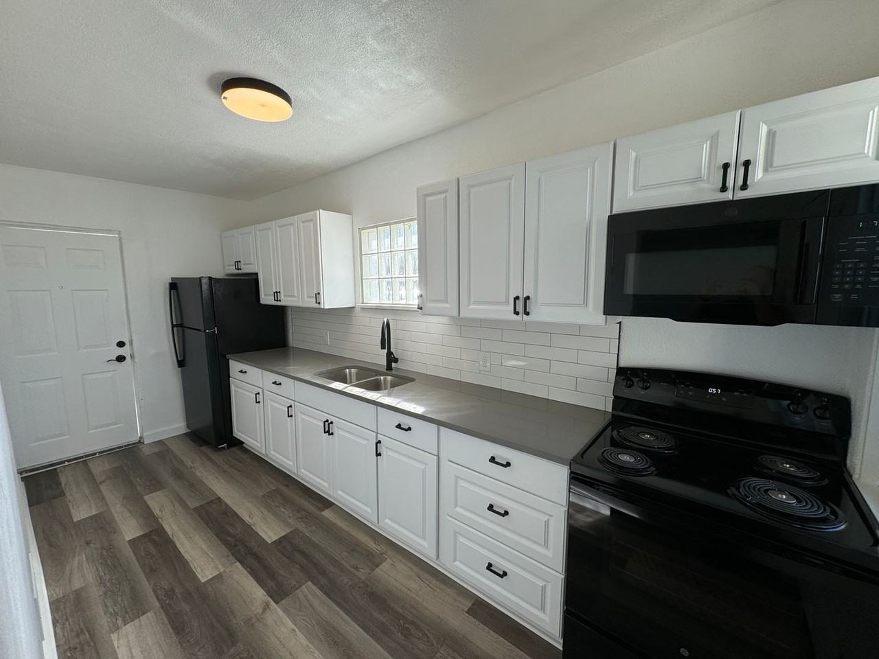 833 Estella Avenue - Photo 5 of 25