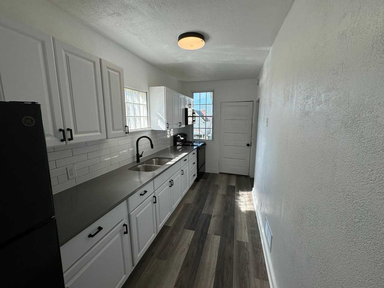 833 Estella Avenue - Photo 6 of 25