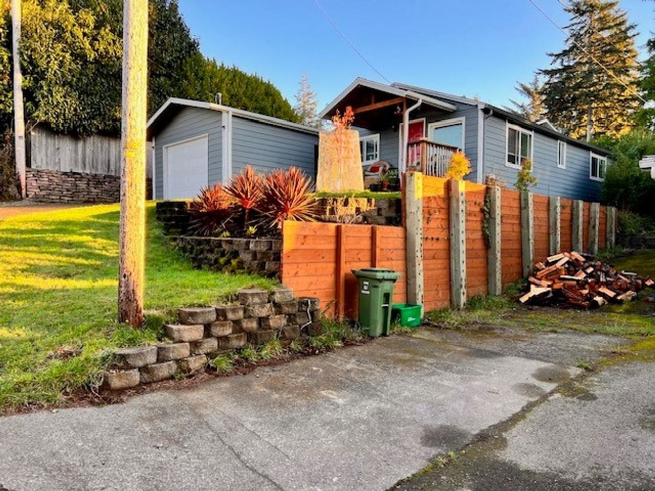 1545 Underwood Ave - Photo 2 of 31