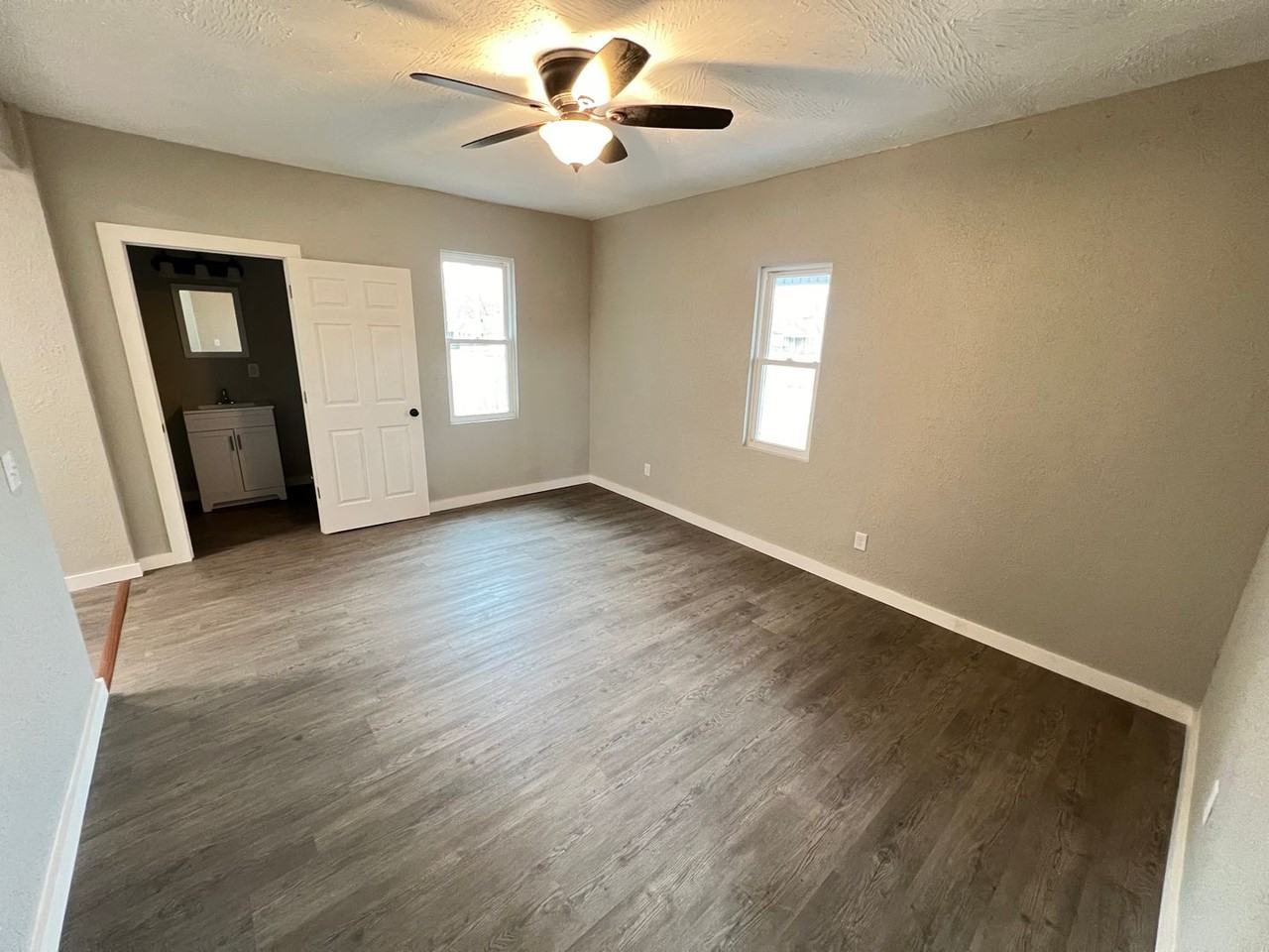 428 W Locust St - Photo 5 of 25