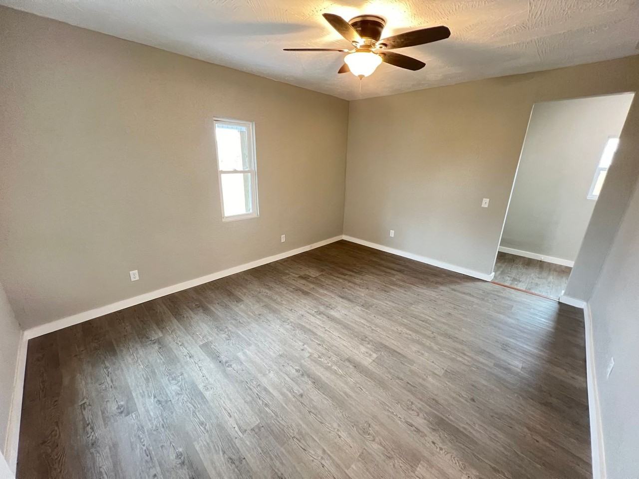 428 W Locust St - Photo 6 of 25