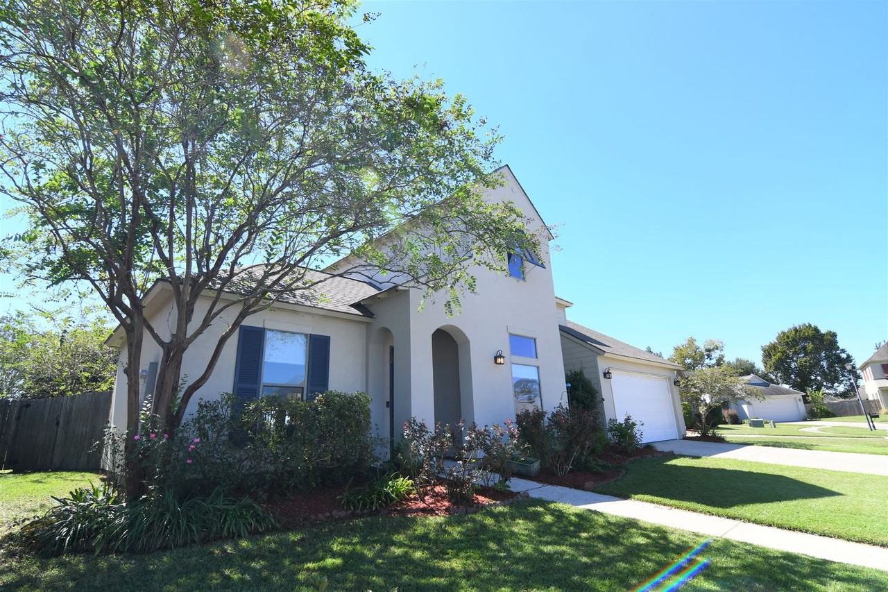 2582 Boudreaux Avenue - Photo 2 of 36