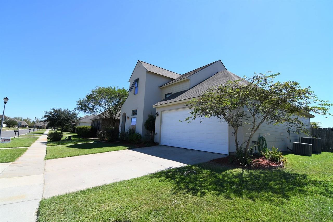 2582 Boudreaux Avenue - Photo 3 of 36