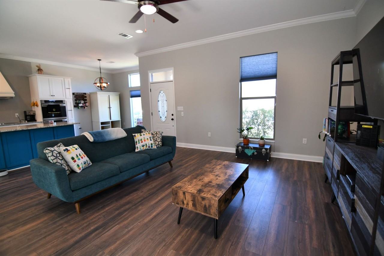 2582 Boudreaux Ave - Photo 4 of 36