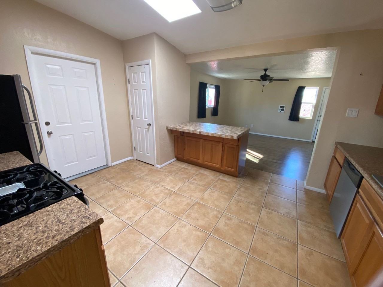 825 Marcella St Ne - Photo 6 of 43