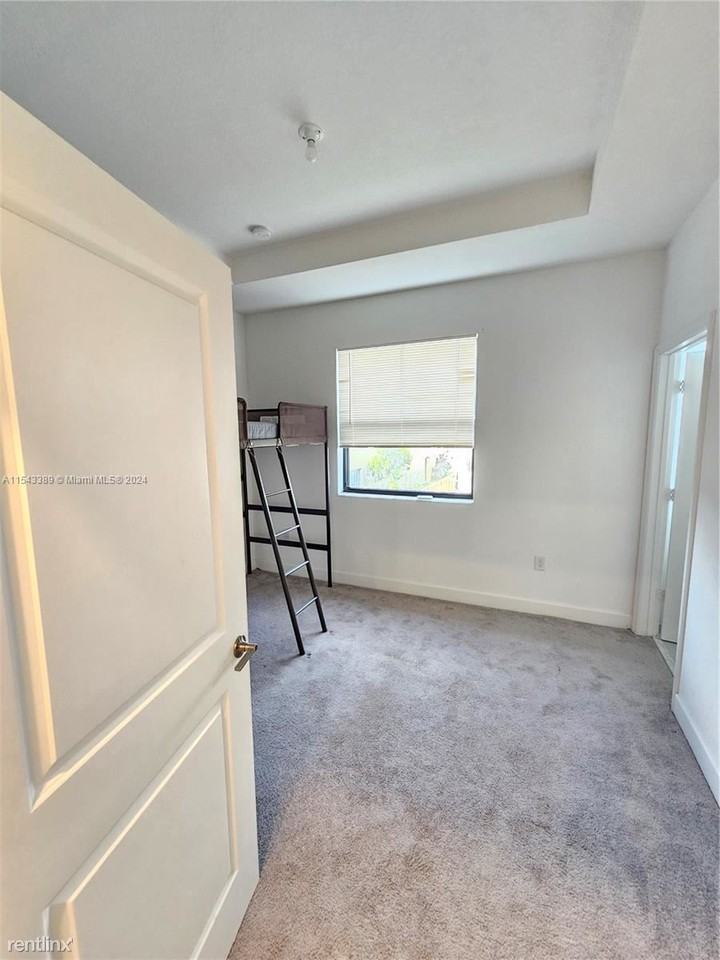 813 Ne 211th St #813 - Photo 2 of 14