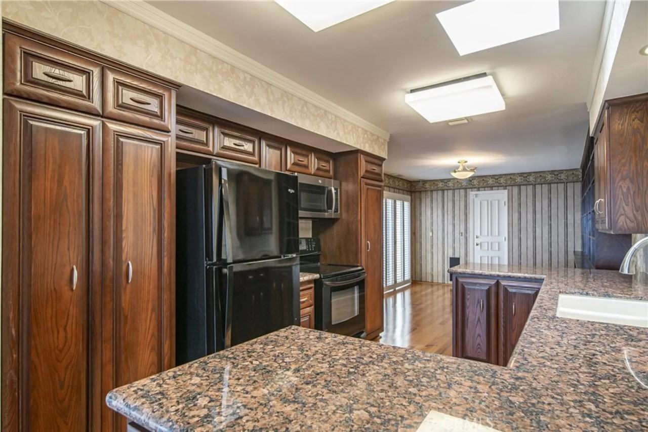 882 W Highpoint Dr - Photo 3 of 25