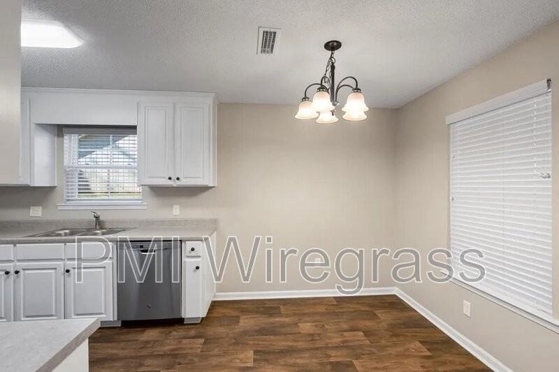 142 Emerald Ct - Photo 2 of 19