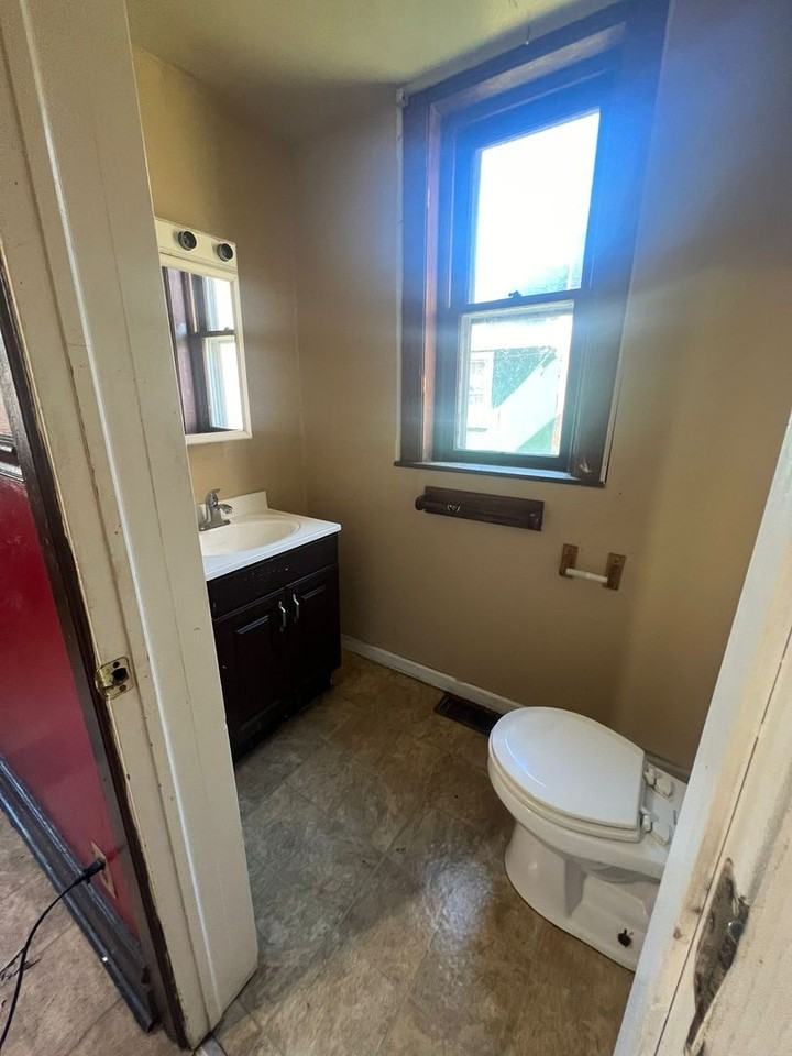 233-235 Adams St - Photo 2 of 10