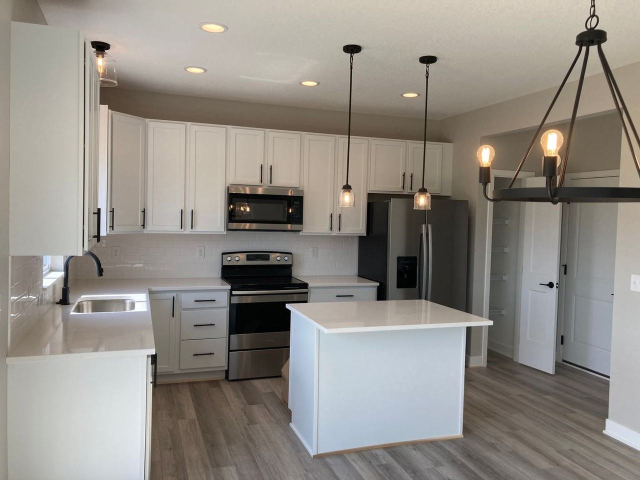 1505 Ne Savana Dr - Photo 5 of 39