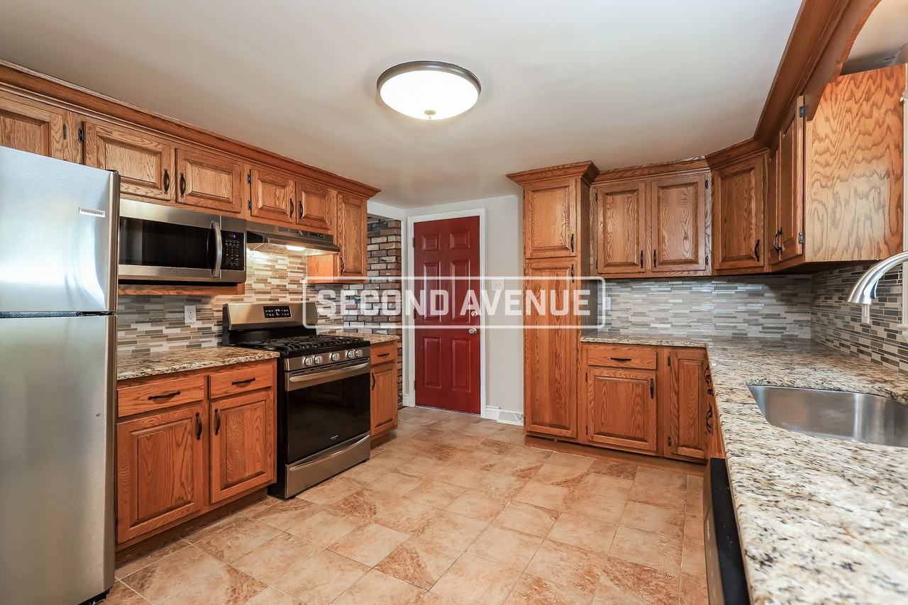 1003 Locust Dr - Photo 2 of 21