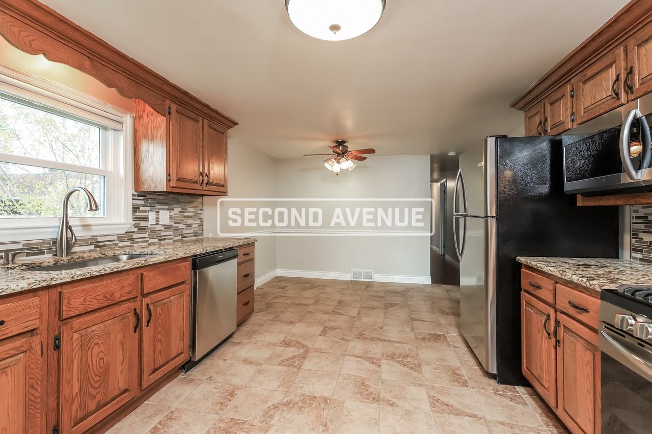 1003 Locust Dr - Photo 4 of 21
