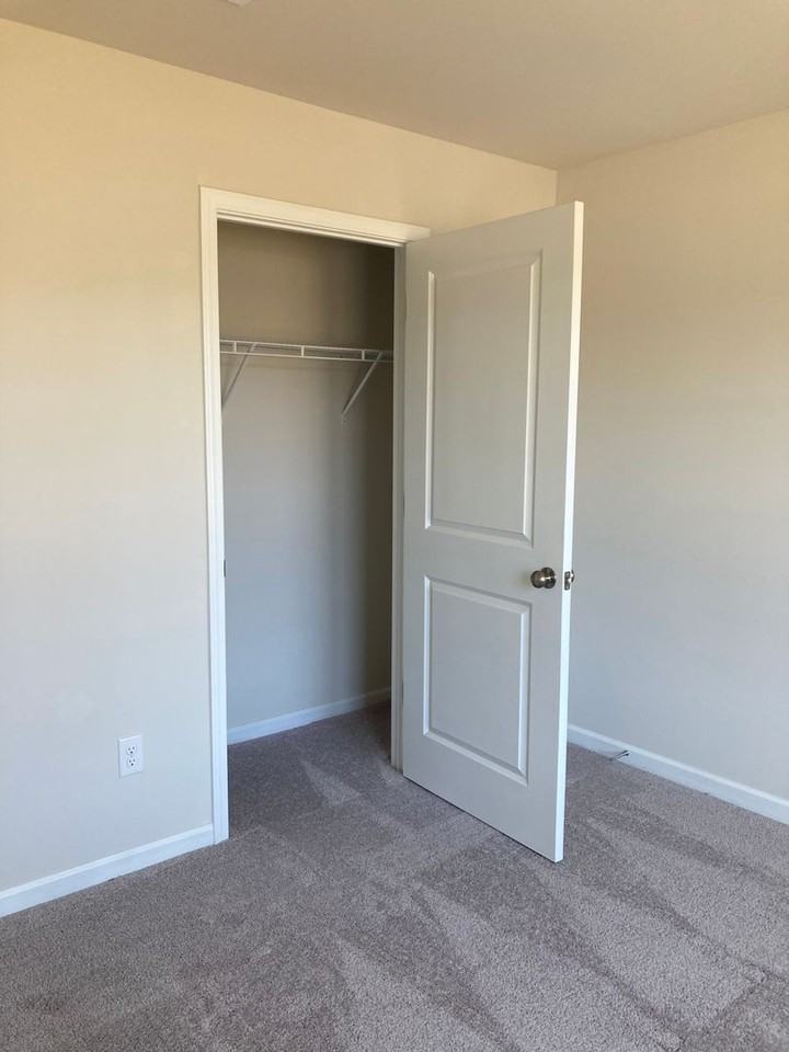 407 Kensington Ln - Photo 5 of 32