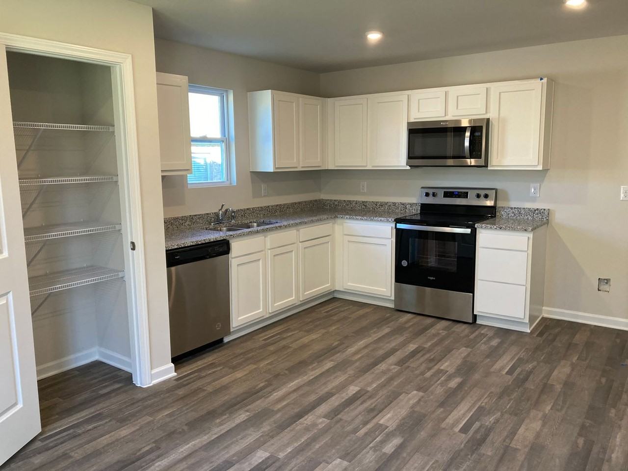 407 Kensington Ln - Photo 2 of 32