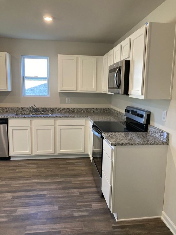 407 Kensington Ln - Photo 3 of 32
