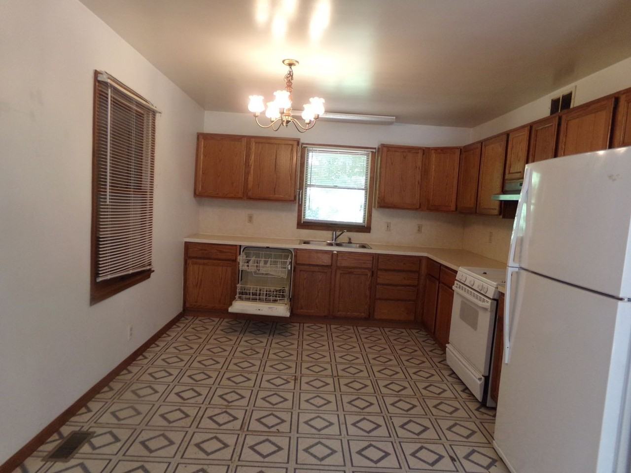 18068 Meyers Dr - Photo 3 of 20